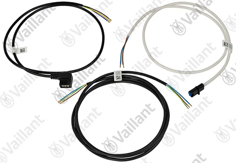 Drei Vaillant Kabel mit unterschiedlichen Steckverbindungen und farbigen Drähten, angeordnet in einem Bild.